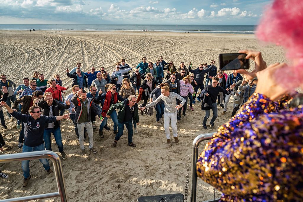 Een groep bij de Vliehors Expres op het strand van Vlieland