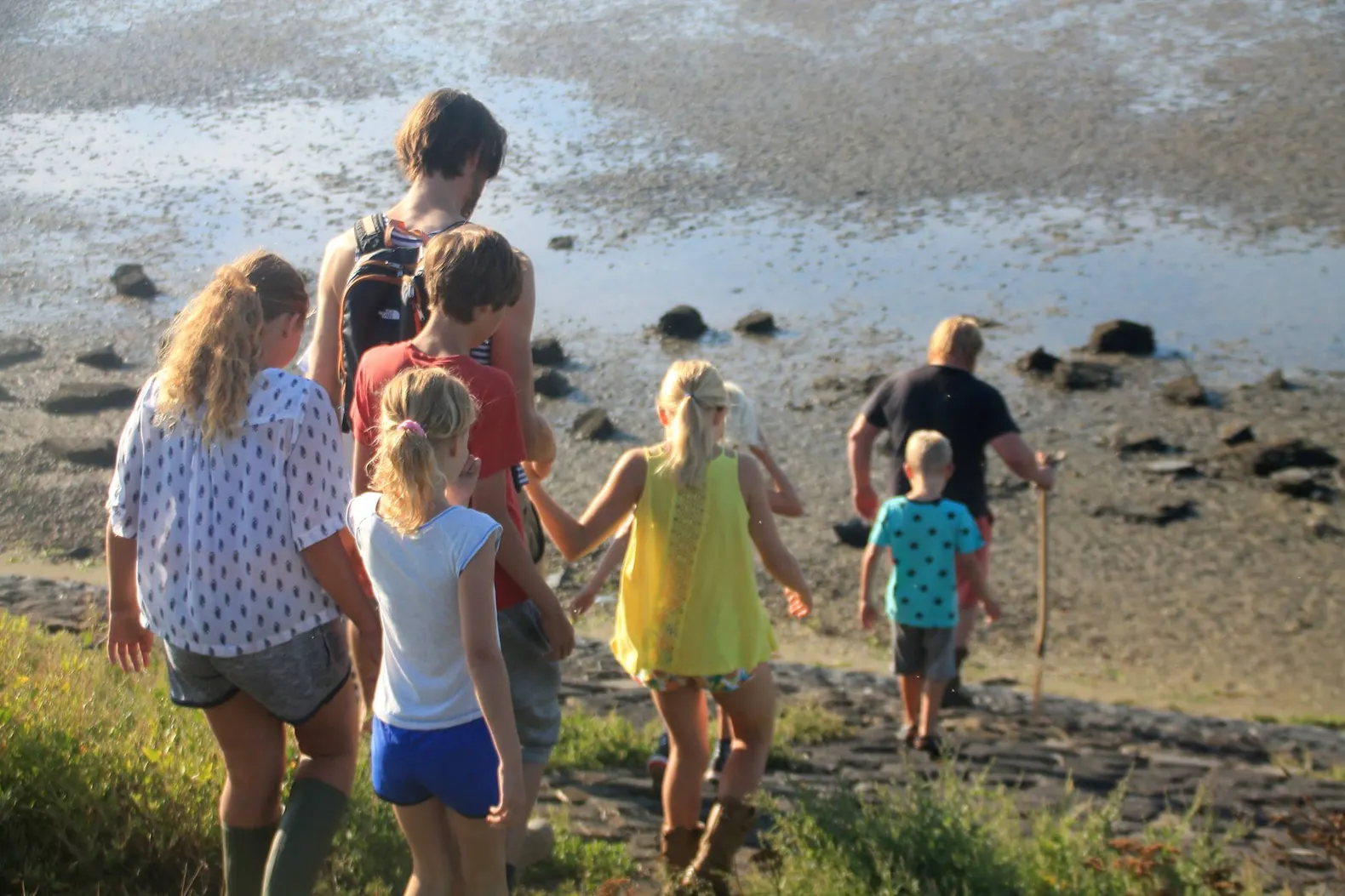 Gezin met kinderen loopt over het wad tijdens een wadexcursie op Vlieland
